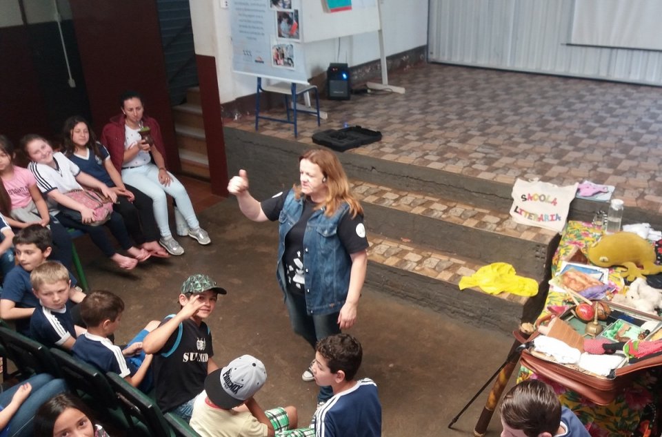 kombi itinerante da leitura proporciona momentos de socialização e educação