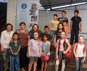 kombi itinerante da leitura proporciona momentos de socialização e educação