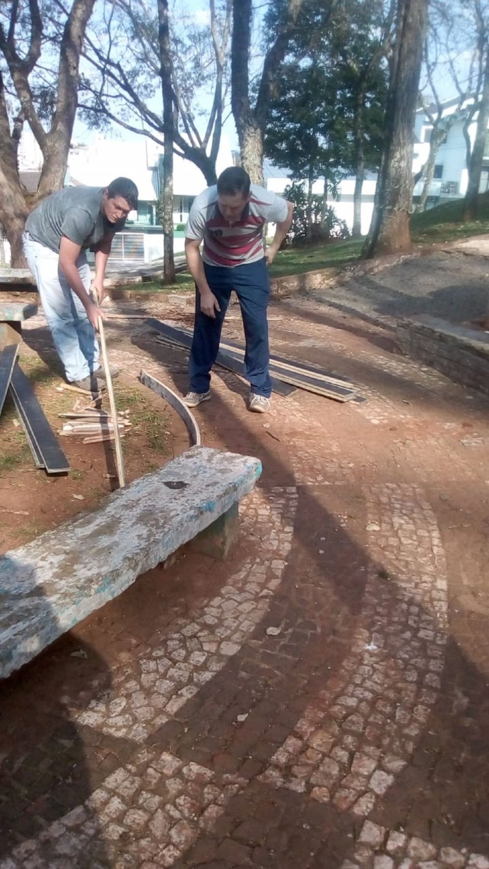 Voluntários dão vida à praça Bernadete Roman em Chapecó (SC)