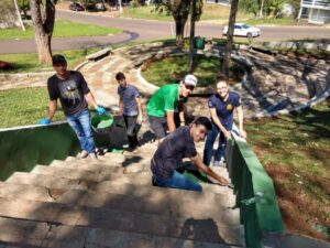 Voluntários dão vida à praça Bernadete Roman em Chapecó (SC)