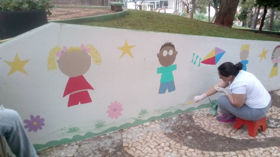 Voluntários dão vida à praça Bernadete Roman em Chapecó (SC)