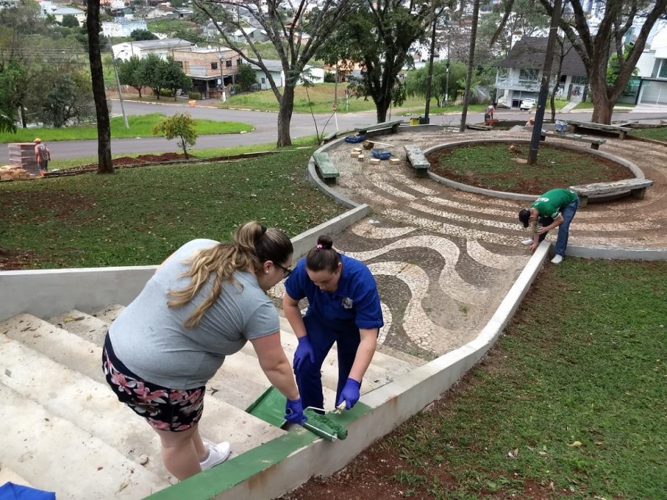 Voluntários dão vida à praça Bernadete Roman em Chapecó (SC)