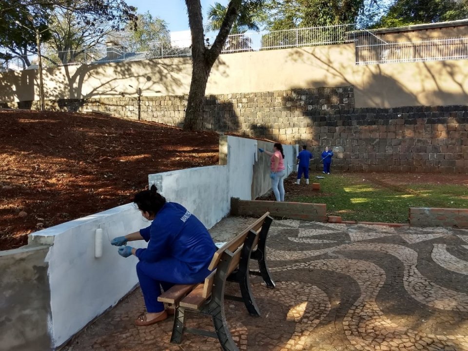 Voluntários dão vida à praça Bernadete Roman em Chapecó (SC)
