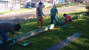 Voluntários dão vida à praça Bernadete Roman em Chapecó (SC)