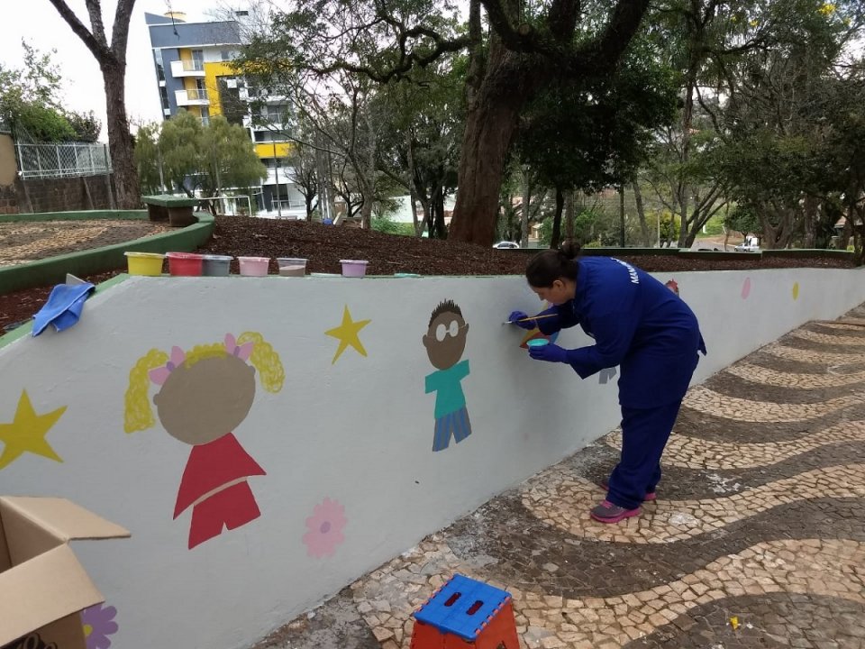 Voluntários dão vida à praça Bernadete Roman em Chapecó (SC)