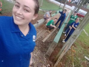 Voluntários dão vida à praça Bernadete Roman em Chapecó (SC)