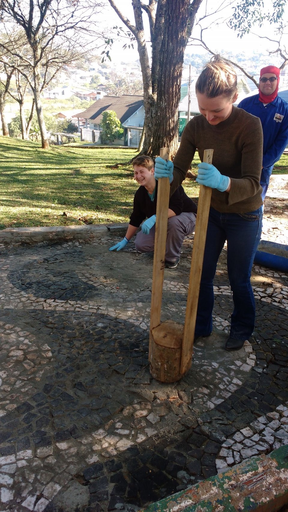 Voluntários dão vida à praça Bernadete Roman em Chapecó (SC)