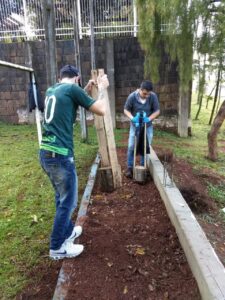 Voluntários dão vida à praça Bernadete Roman em Chapecó (SC)