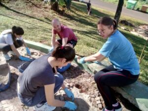 Voluntários dão vida à praça Bernadete Roman em Chapecó (SC)