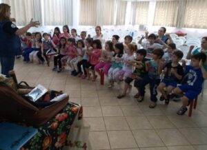 Ouvir e contar histórias estimula a imaginação e incentiva à leitura