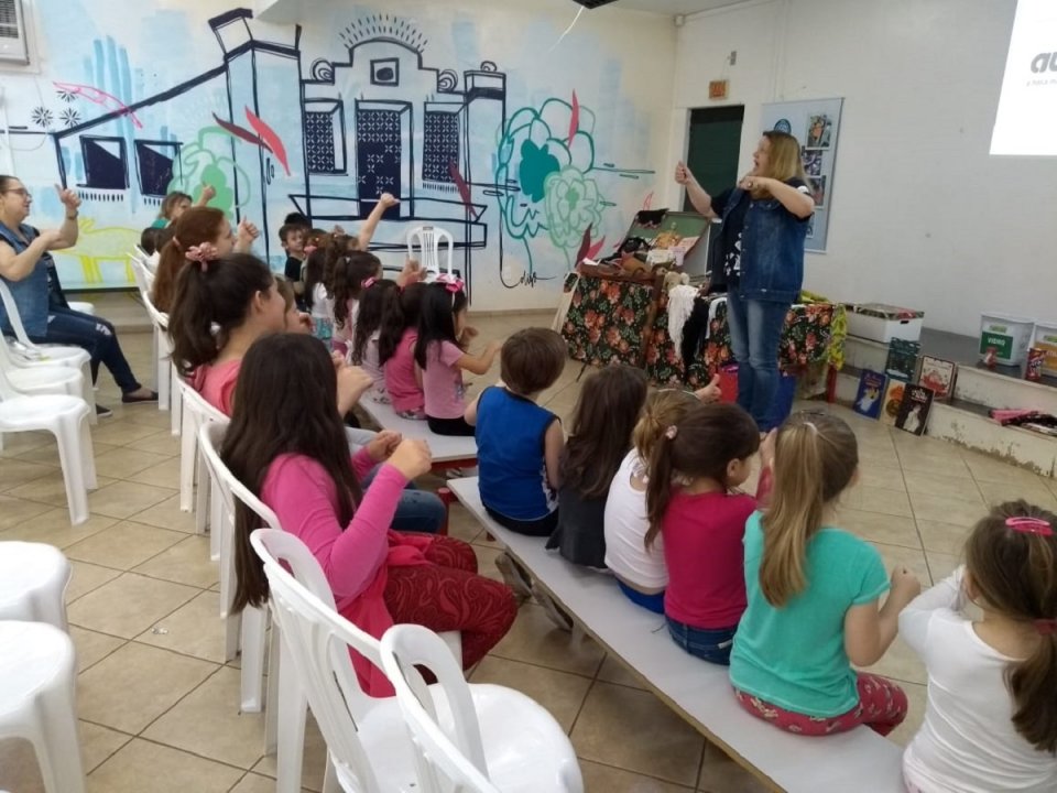 Ouvir e contar histórias estimula a imaginação e incentiva à leitura