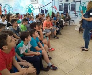 Ouvir e contar histórias estimula a imaginação e incentiva à leitura