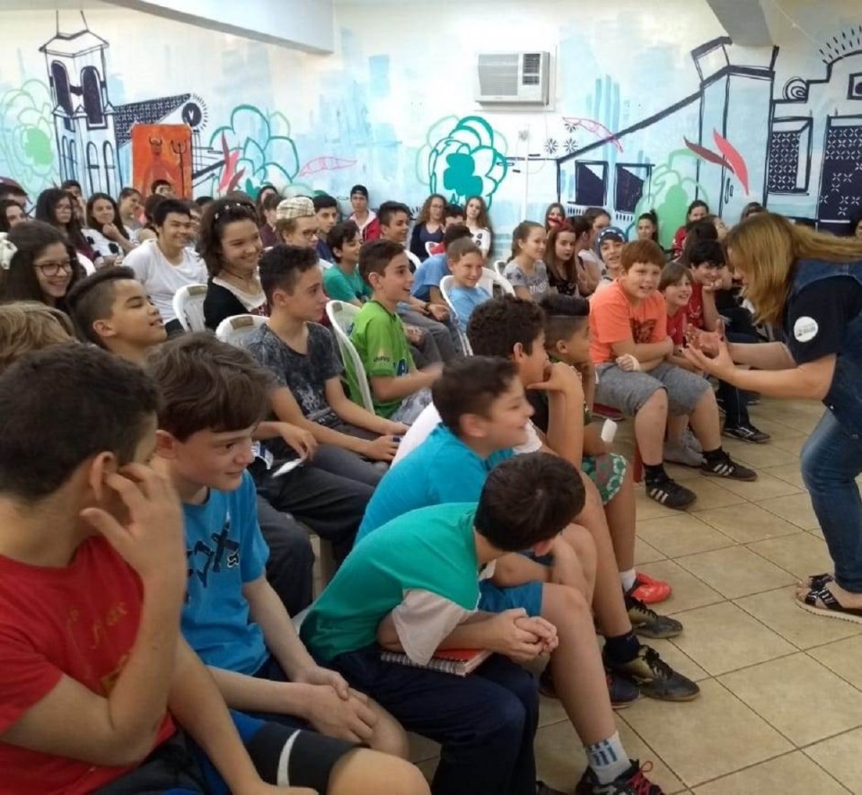 Ouvir e contar histórias estimula a imaginação e incentiva à leitura