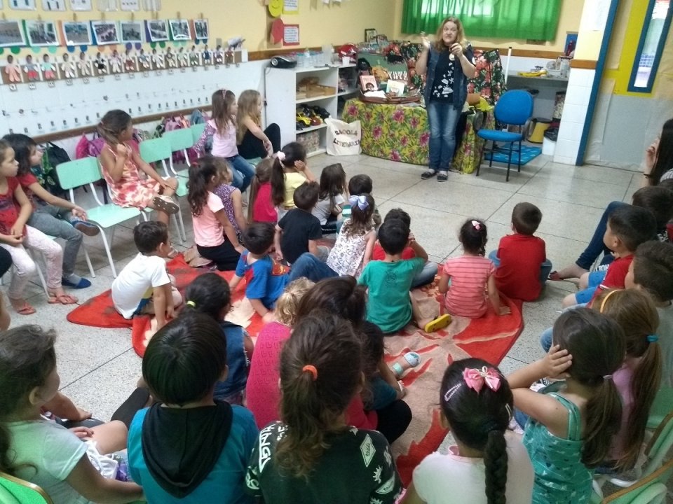 Ouvir e contar histórias estimula a imaginação e incentiva à leitura