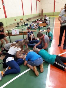 Voluntários realizam gincana Eco Cooperação em escola de Cunha Porã (SC)