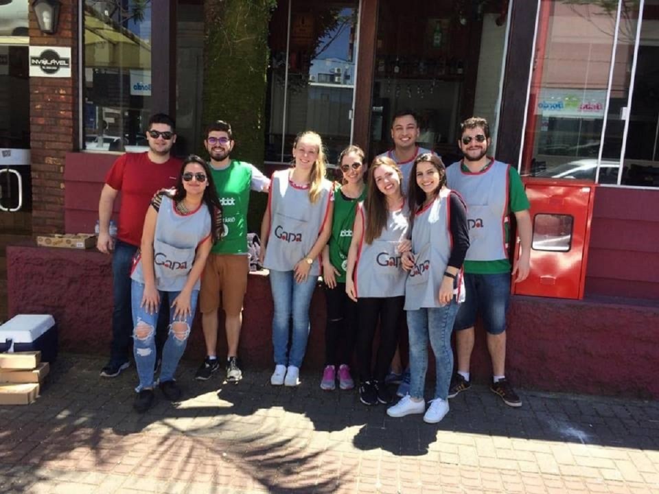 Voluntários Amigo Energia auxiliam no pedágio do GAPA em Chapecó (SC)