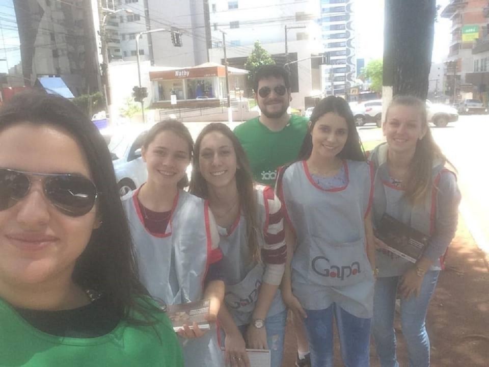 Voluntários Amigo Energia auxiliam no pedágio do GAPA em Chapecó (SC)