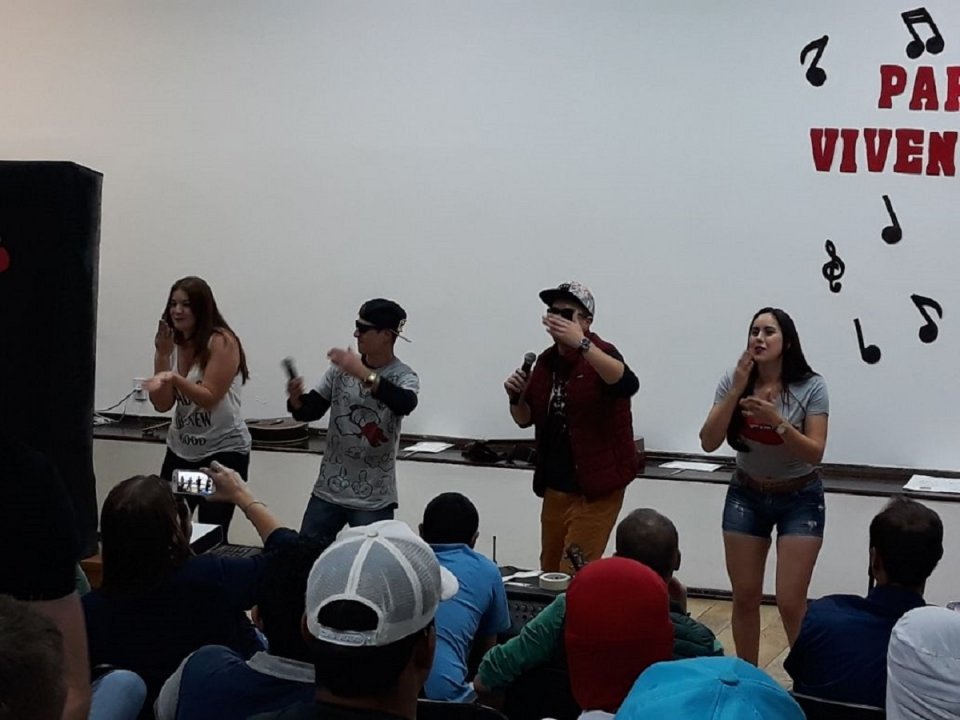 Paródias da Prevenção é marcado por animação e sensibilização na Unidade da Aurora em Chapecó (SC)