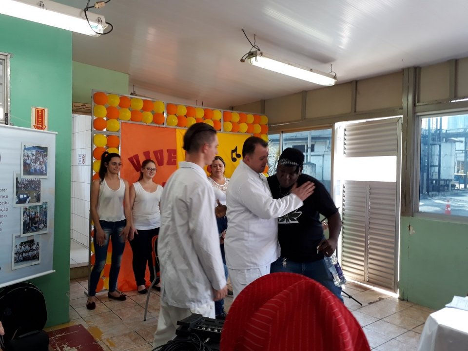 Informação e diversão fizeram parte das Paródias da Prevenção na Indústria da Aurora em Chapecó (SC)