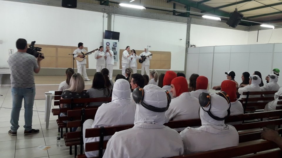 A dedicação foi contagiante nas equipes de “Paródias” na Unidade da Aurora em Chapecó (SC)