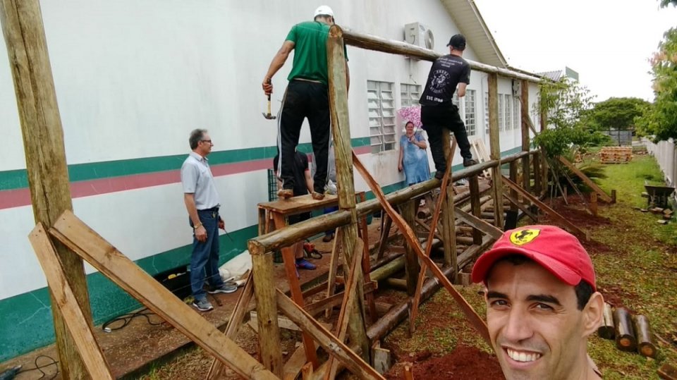 Equipe Rede da Cooperação constrói dois jardins sensoriais em instituições de Pinhalzinho (SC)