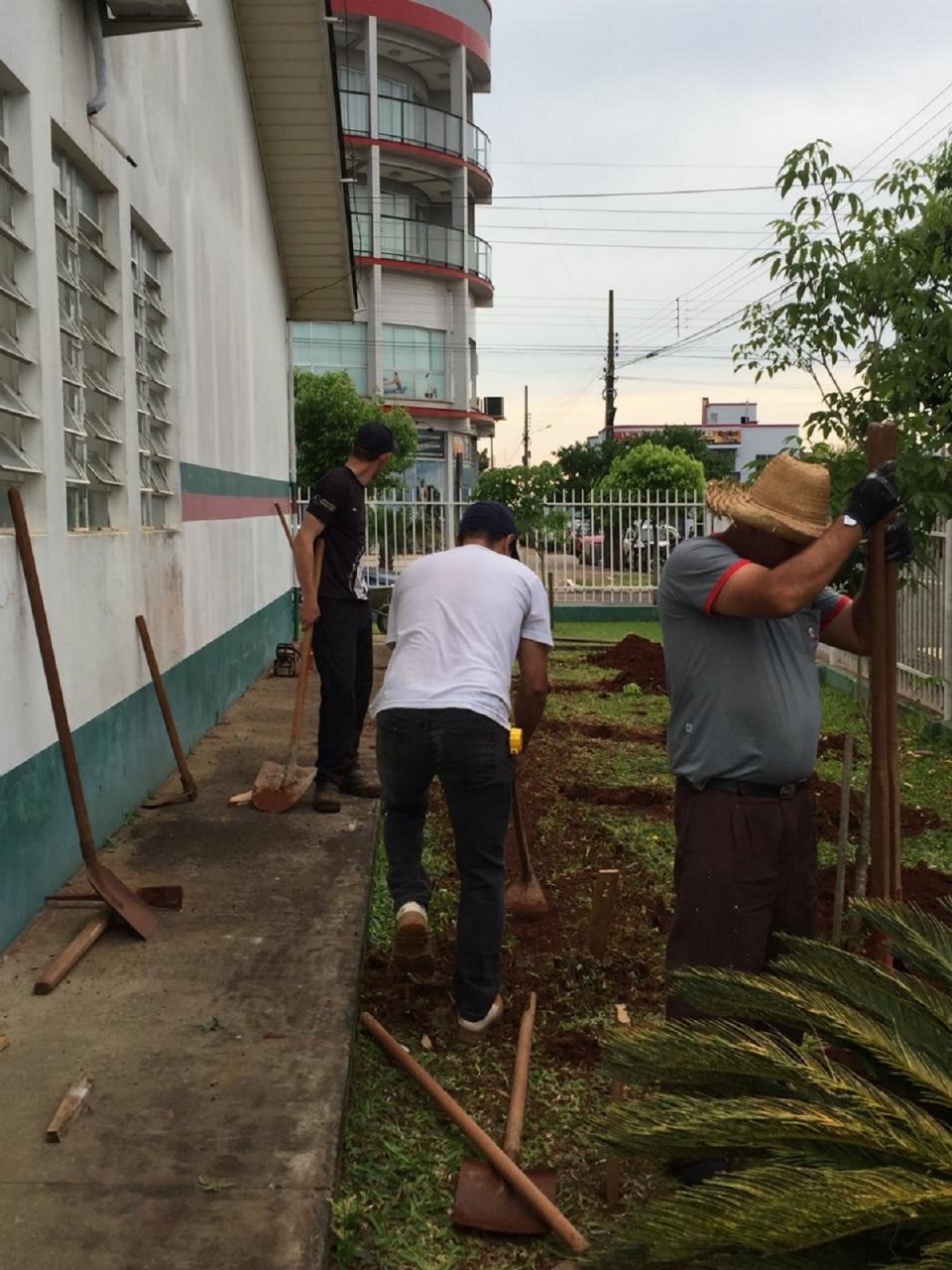 Equipe Rede da Cooperação constrói dois jardins sensoriais em instituições de Pinhalzinho (SC)