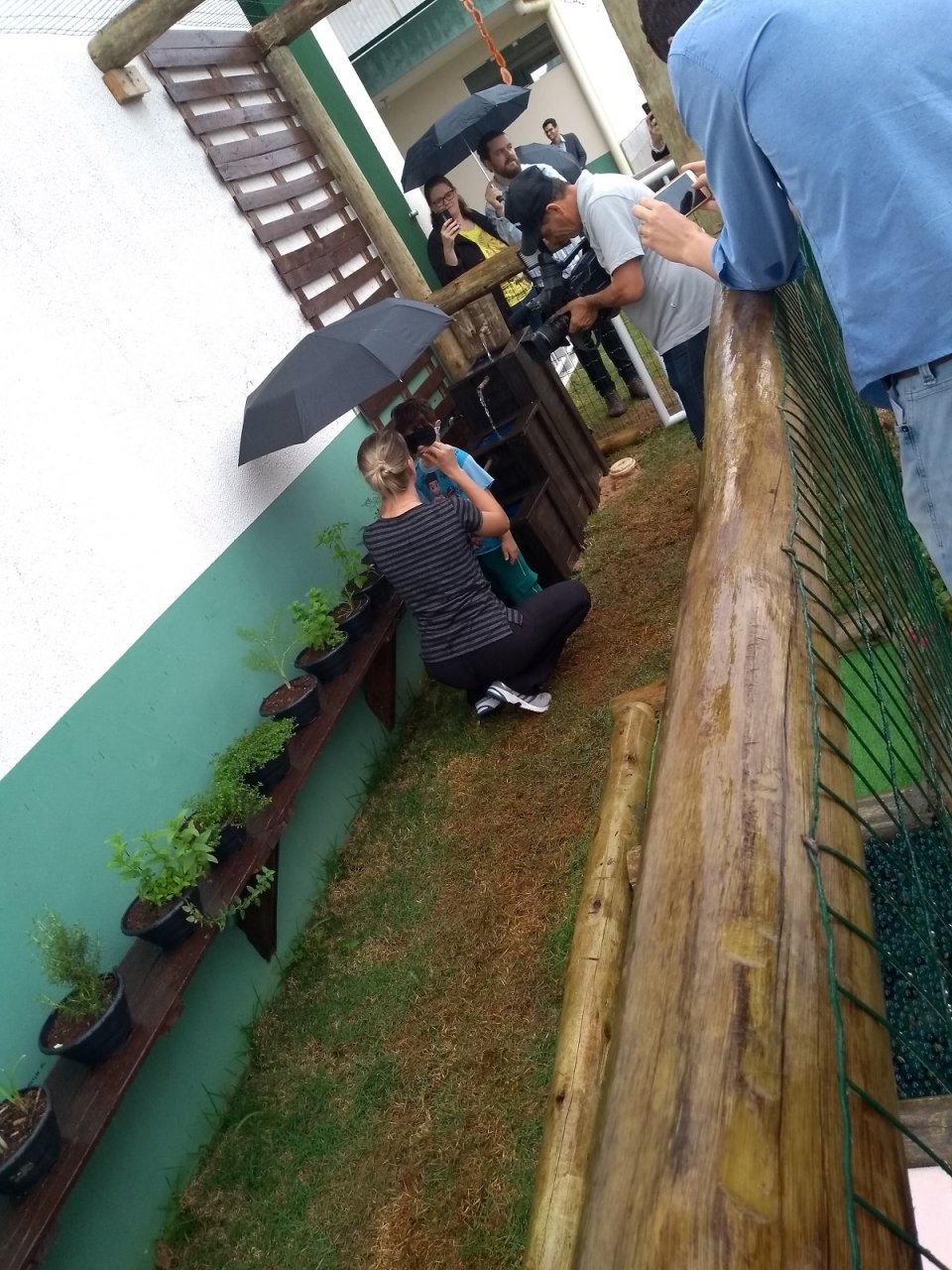 Equipe Rede da Cooperação constrói dois jardins sensoriais em instituições de Pinhalzinho (SC)