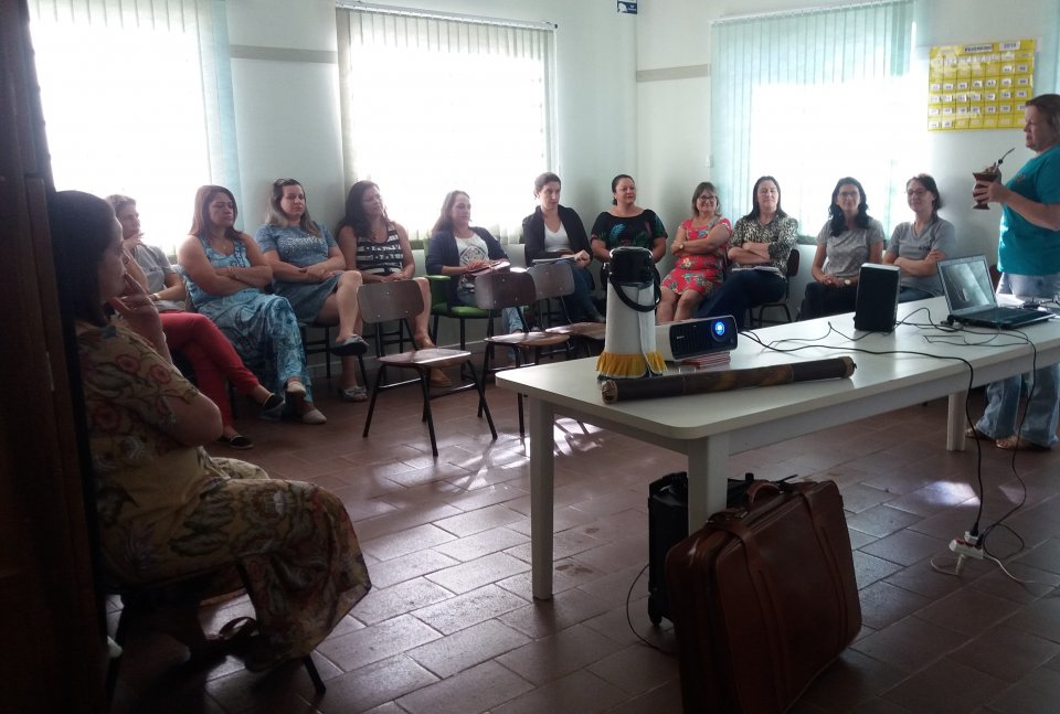 Roda de Leitura promove curso de Contação de Histórias na APAE de Xaxim