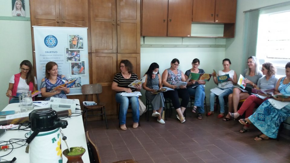 Roda de Leitura promove curso de Contação de Histórias na APAE de Xaxim