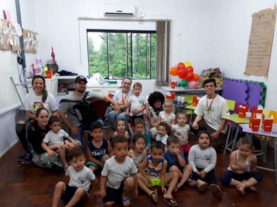 FASA homenageia voluntários da Aurora de Contação de Histórias