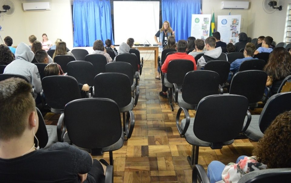 Leitura e Contação de Histórias na E.E.B. Luiza Santin