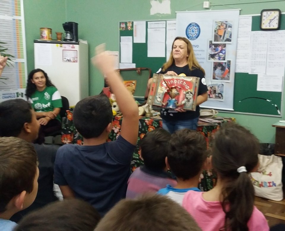 Roda de Leitura comemora Dia Mundial da Poesia em escolas de Chapecó