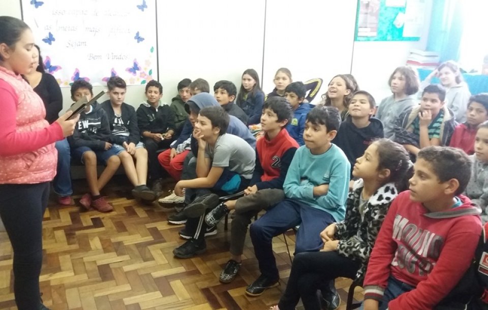 Roda de Leitura comemora Dia Mundial da Poesia em escolas de Chapecó