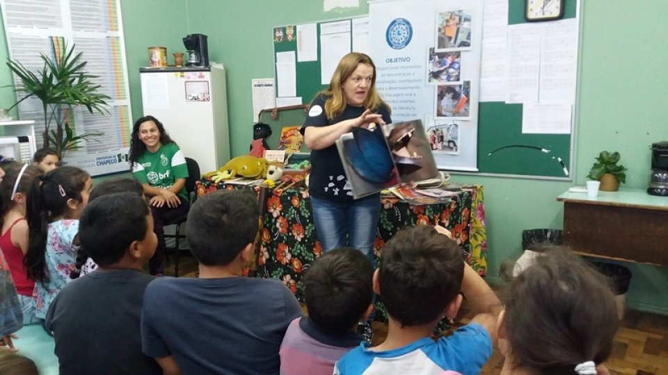 Roda de Leitura comemora Dia Mundial da Poesia em escolas de Chapecó