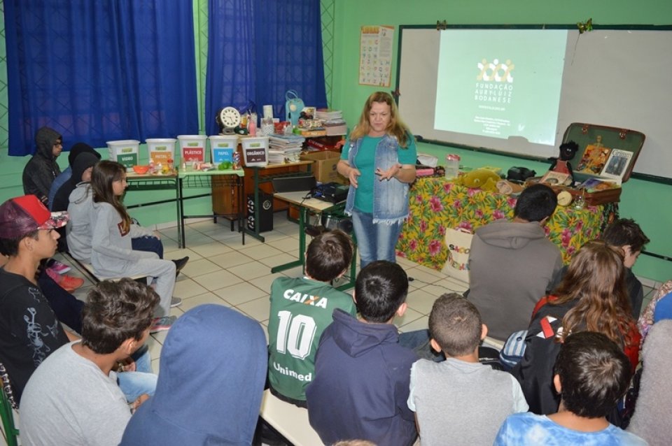Roda de Leitura comemora Dia Mundial da Poesia em escolas de Chapecó
