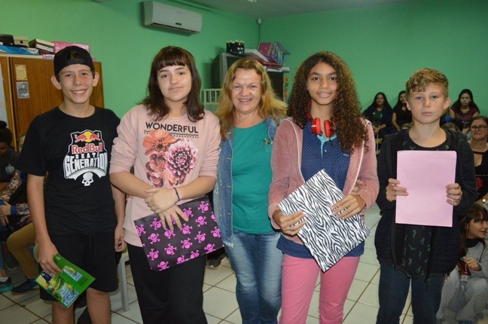 Roda de Leitura comemora Dia Mundial da Poesia em escolas de Chapecó