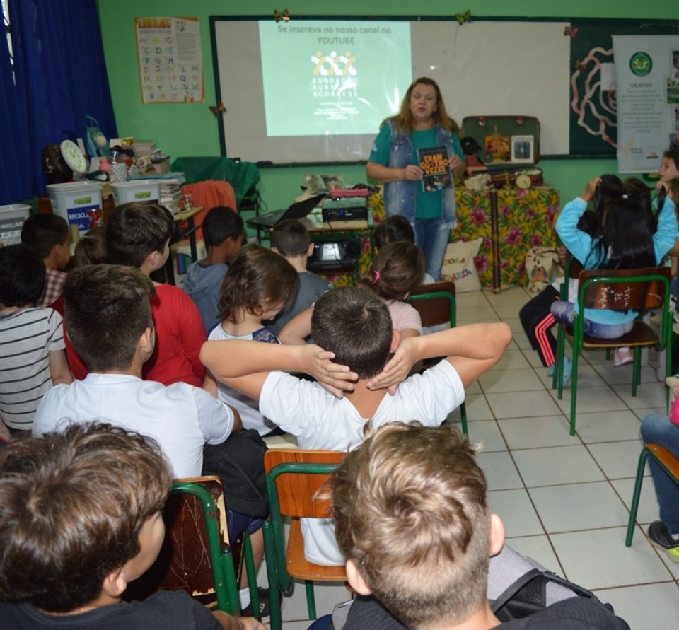 Roda de Leitura comemora Dia Mundial da Poesia em escolas de Chapecó