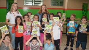 Roda de Leitura comemora Dia Mundial da Poesia em escolas de Chapecó