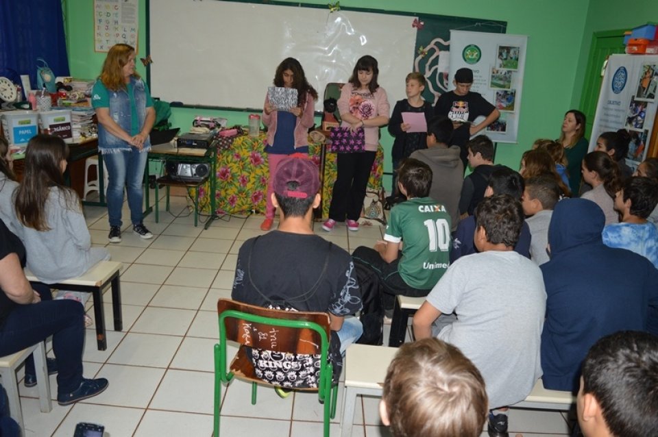Roda de Leitura comemora Dia Mundial da Poesia em escolas de Chapecó