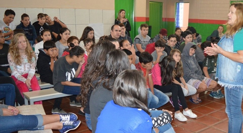 Roda de Leitura comemora Dia Mundial da Poesia em escolas de Chapecó