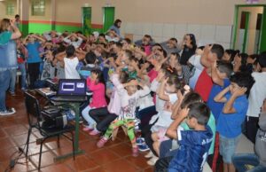 Roda de Leitura comemora Dia Mundial da Poesia em escolas de Chapecó