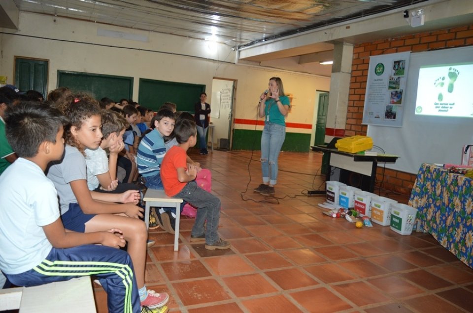 Escolas de Chapecó/SC recebem palestra de educação ambiental com o programa Eco Cooperação