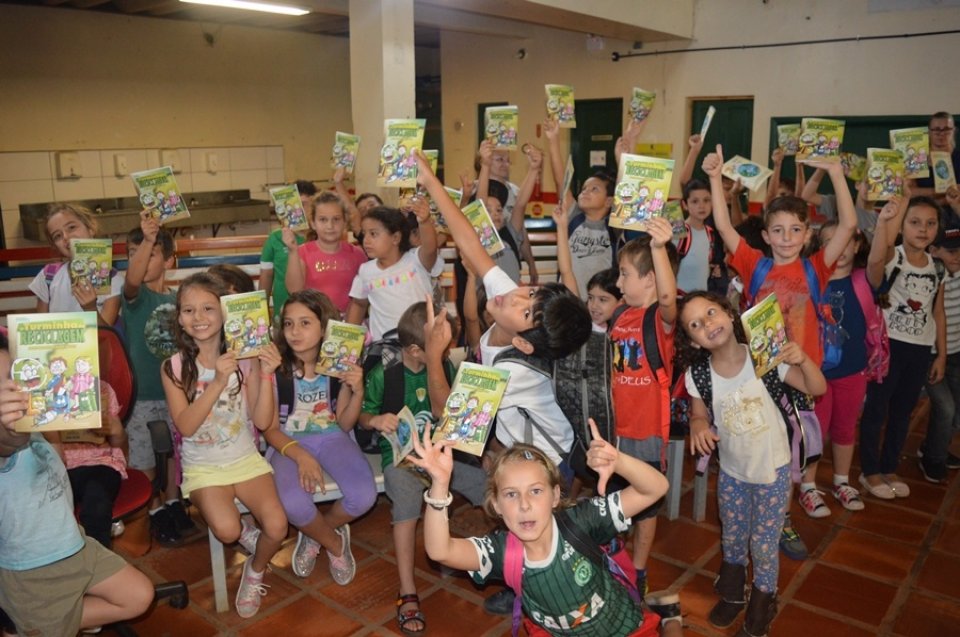 Escolas de Chapecó/SC recebem palestra de educação ambiental com o programa Eco Cooperação