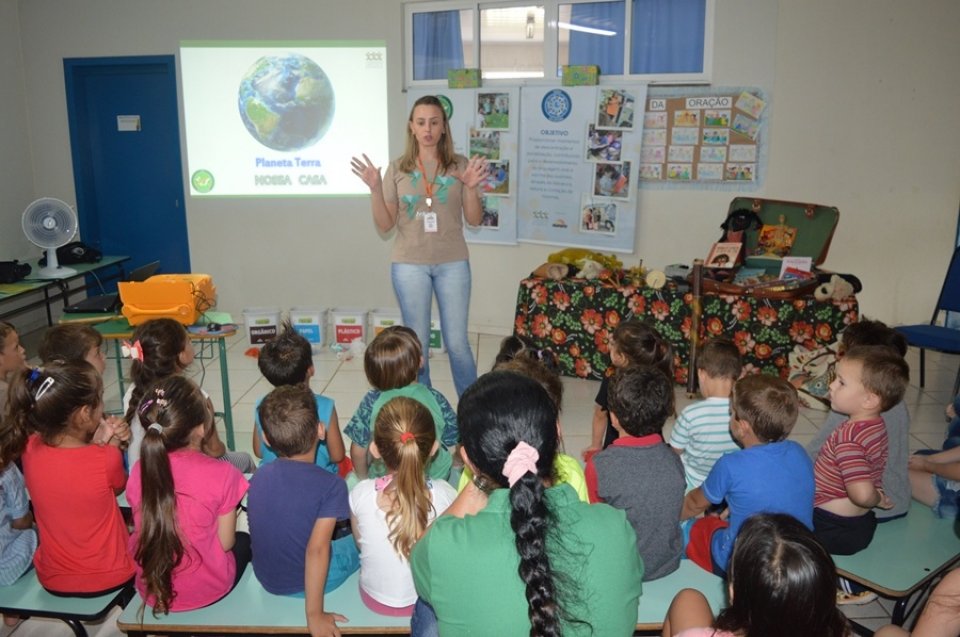 Escolas de Chapecó/SC recebem palestra de educação ambiental com o programa Eco Cooperação