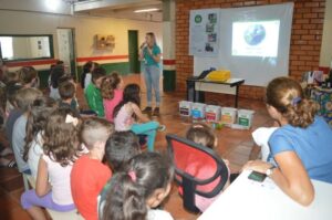 Escolas de Chapecó/SC recebem palestra de educação ambiental com o programa Eco Cooperação