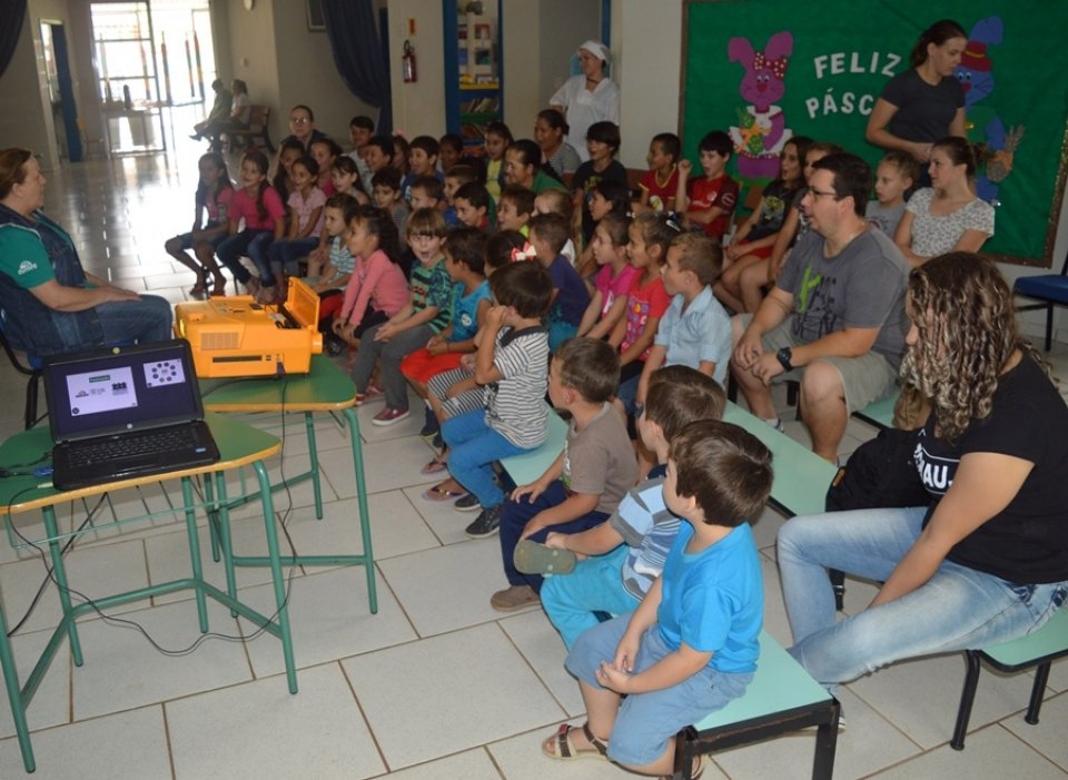 Kombi Biblioteca atende cidades de Santa Catarina e Rio Grande do Sul