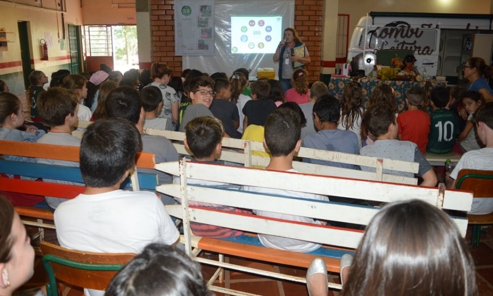 Kombi Biblioteca atende cidades de Santa Catarina e Rio Grande do Sul