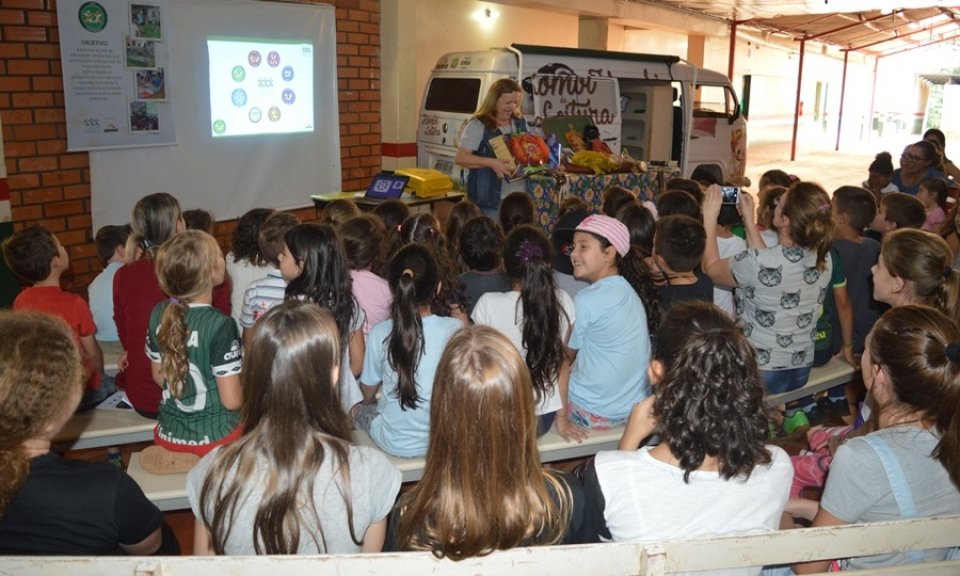 Kombi Biblioteca atende cidades de Santa Catarina e Rio Grande do Sul