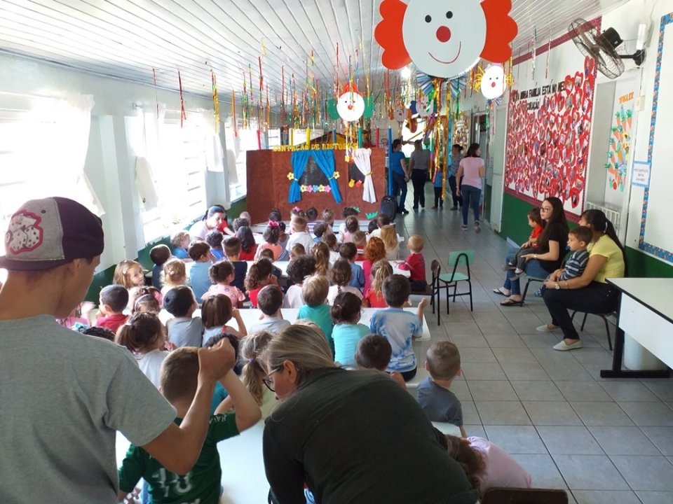 Voluntários da Unidade de Xaxim realizam entrega de doces na Páscoa