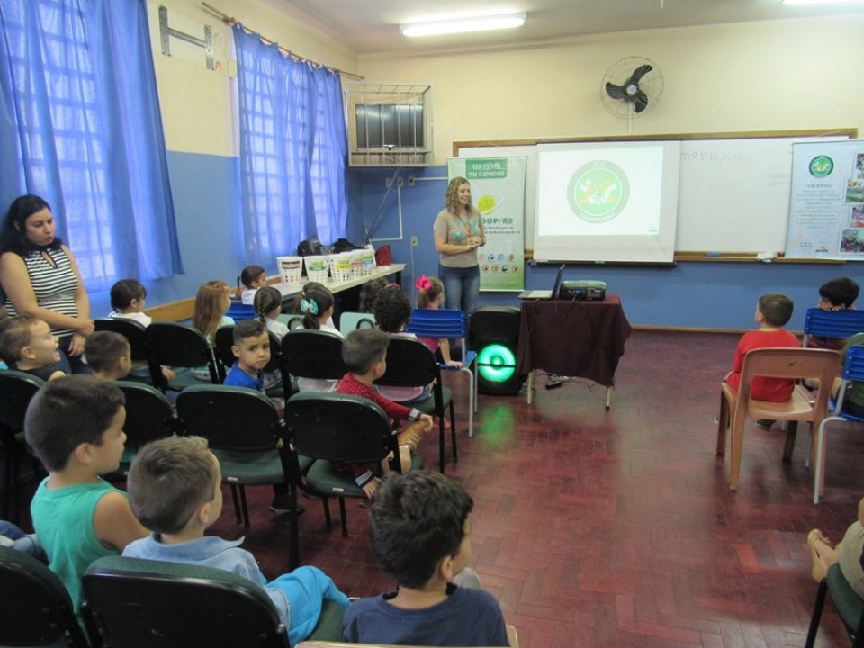Alunos da EMEF Alfredo Juliano visitam aterro sanitário em Sapucaia do Sul/RS